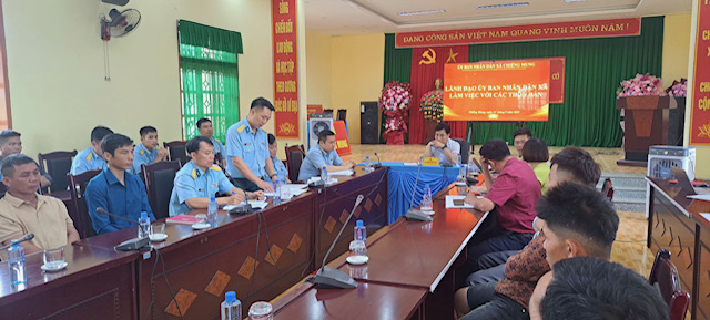 Lãnh đạo chỉ huy tiểu đoàn cùng với địa phương tham gia tuyên truyền, vận động bà con nhân dân, trong dự án xây dựng tường rào, đường tuần tra bảo vệ sân bay Nà Sản.