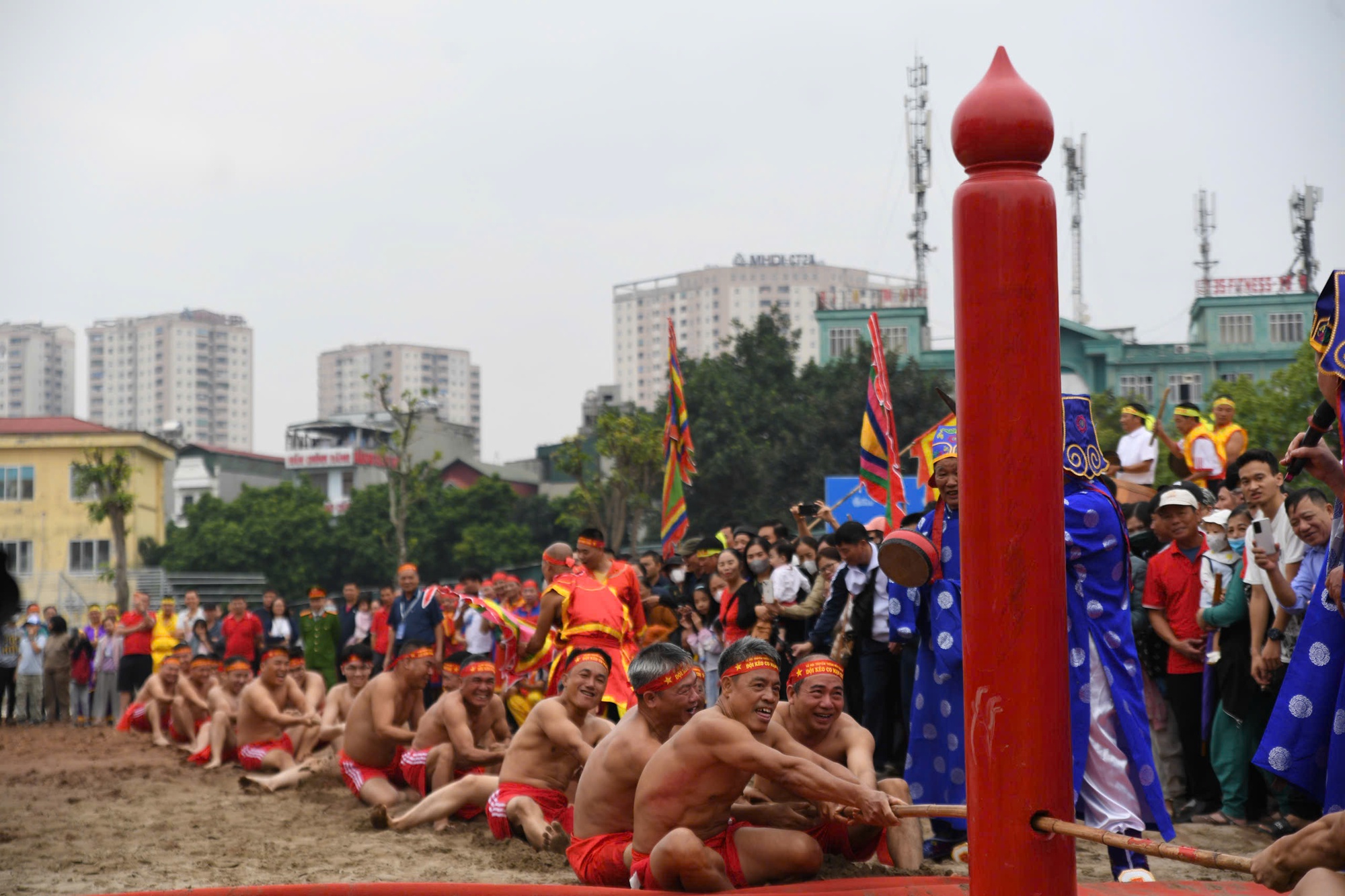Gìn giữ và lan tỏa mạnh mẽ Nghi lễ và trò chơi Kéo co Ngồi tại Đền Trấn Vũ- Ảnh 1.
