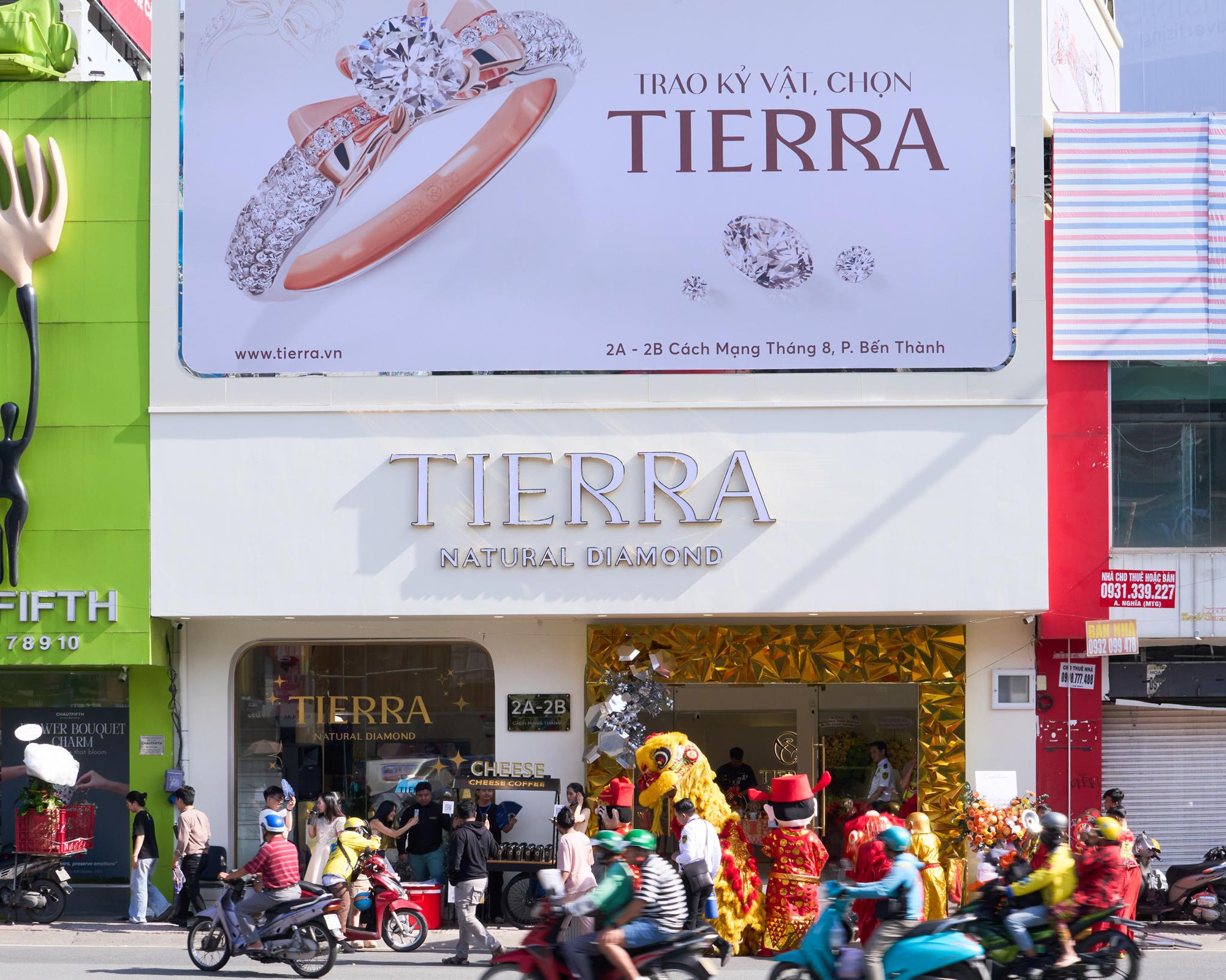 Cửa hàng kim cương mới xuất hiện “chiếm spotlight” ngã sáu Phù Đổng, hóa ra là lựa chọn cho ngày trọng đại của nhiều sao Việt- Ảnh 1.
