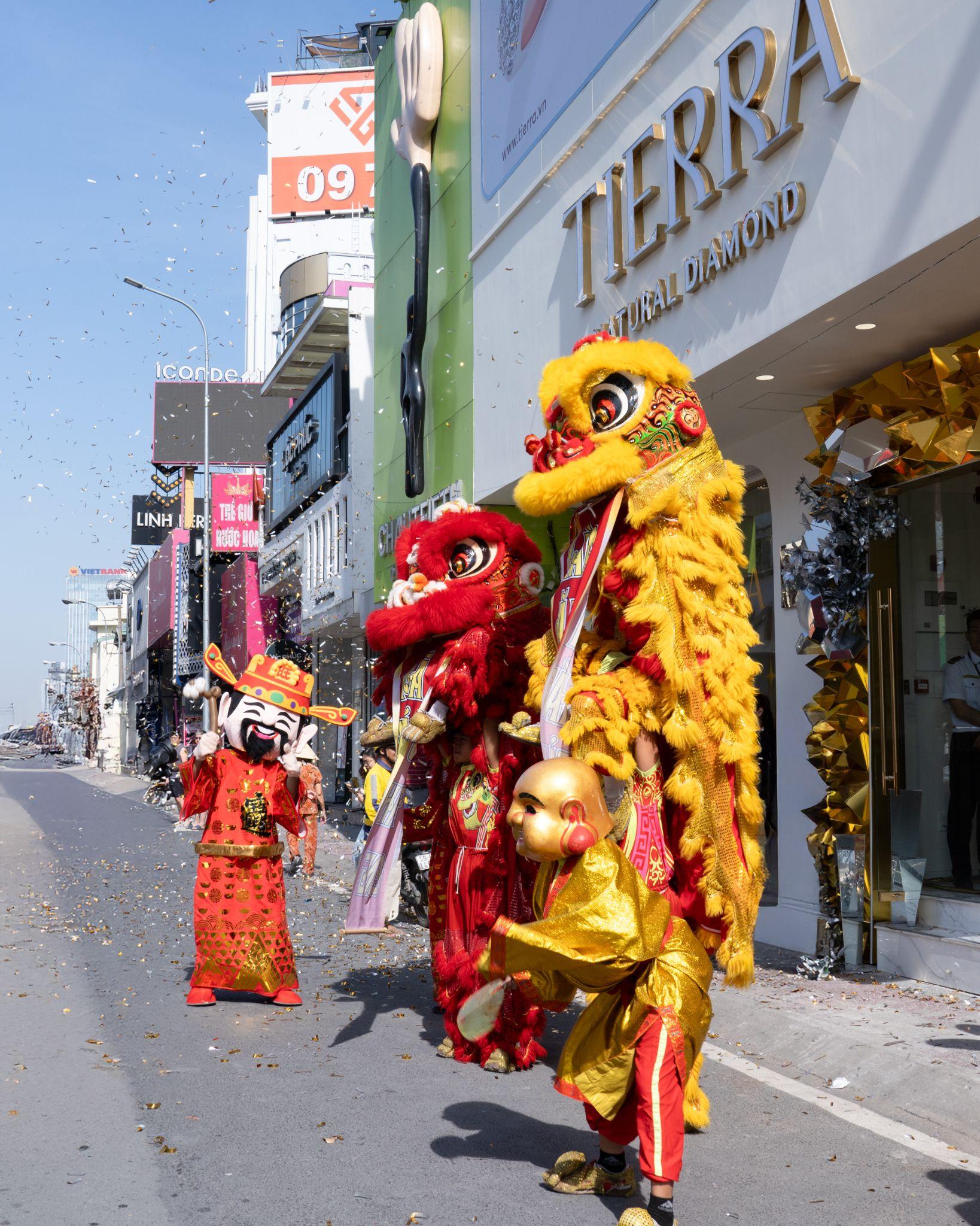 Cửa hàng kim cương mới xuất hiện “chiếm spotlight” ngã sáu Phù Đổng, hóa ra là lựa chọn cho ngày trọng đại của nhiều sao Việt- Ảnh 2.