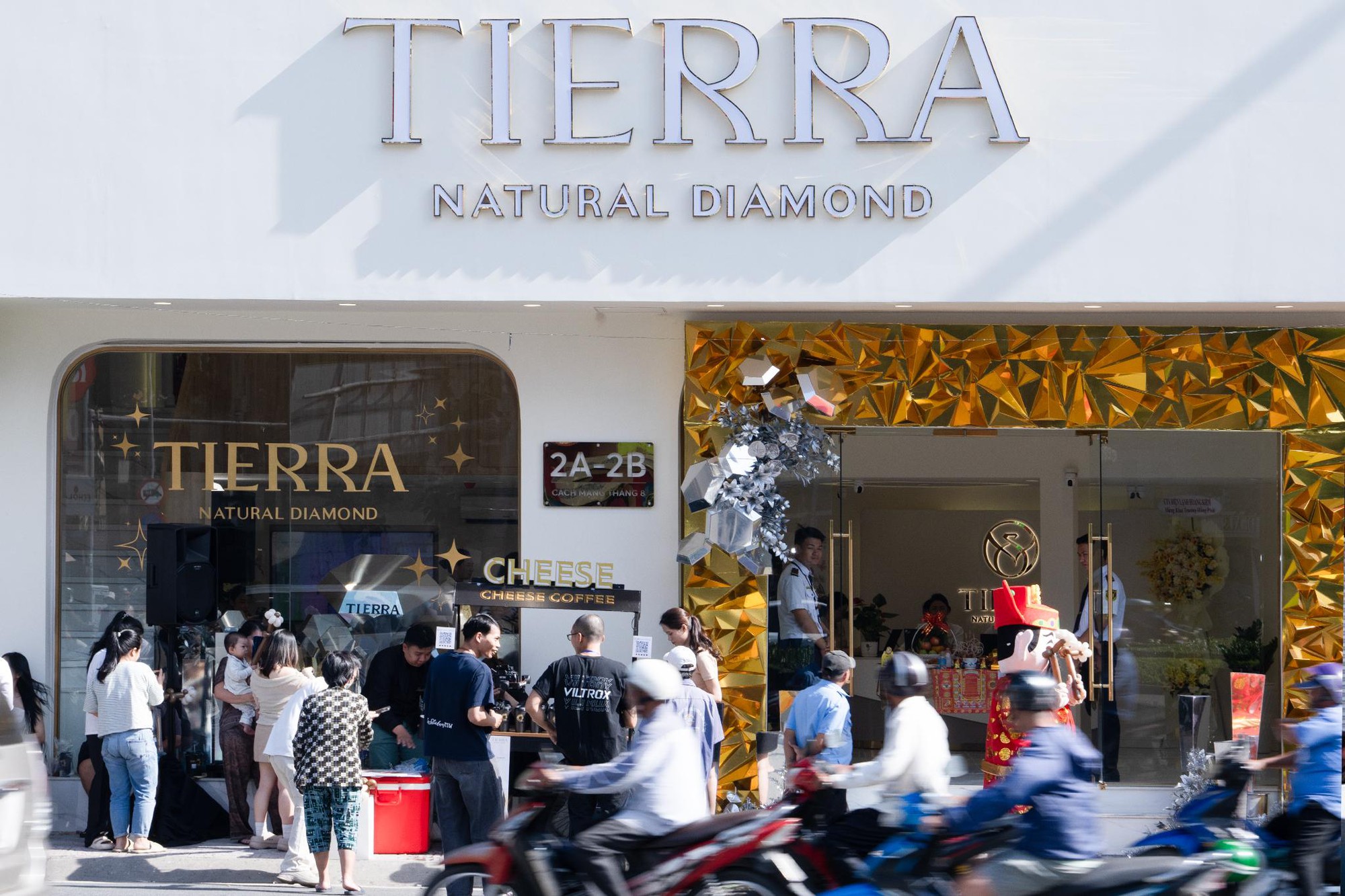 Cửa hàng kim cương mới xuất hiện “chiếm spotlight” ngã sáu Phù Đổng, hóa ra là lựa chọn cho ngày trọng đại của nhiều sao Việt- Ảnh 11.