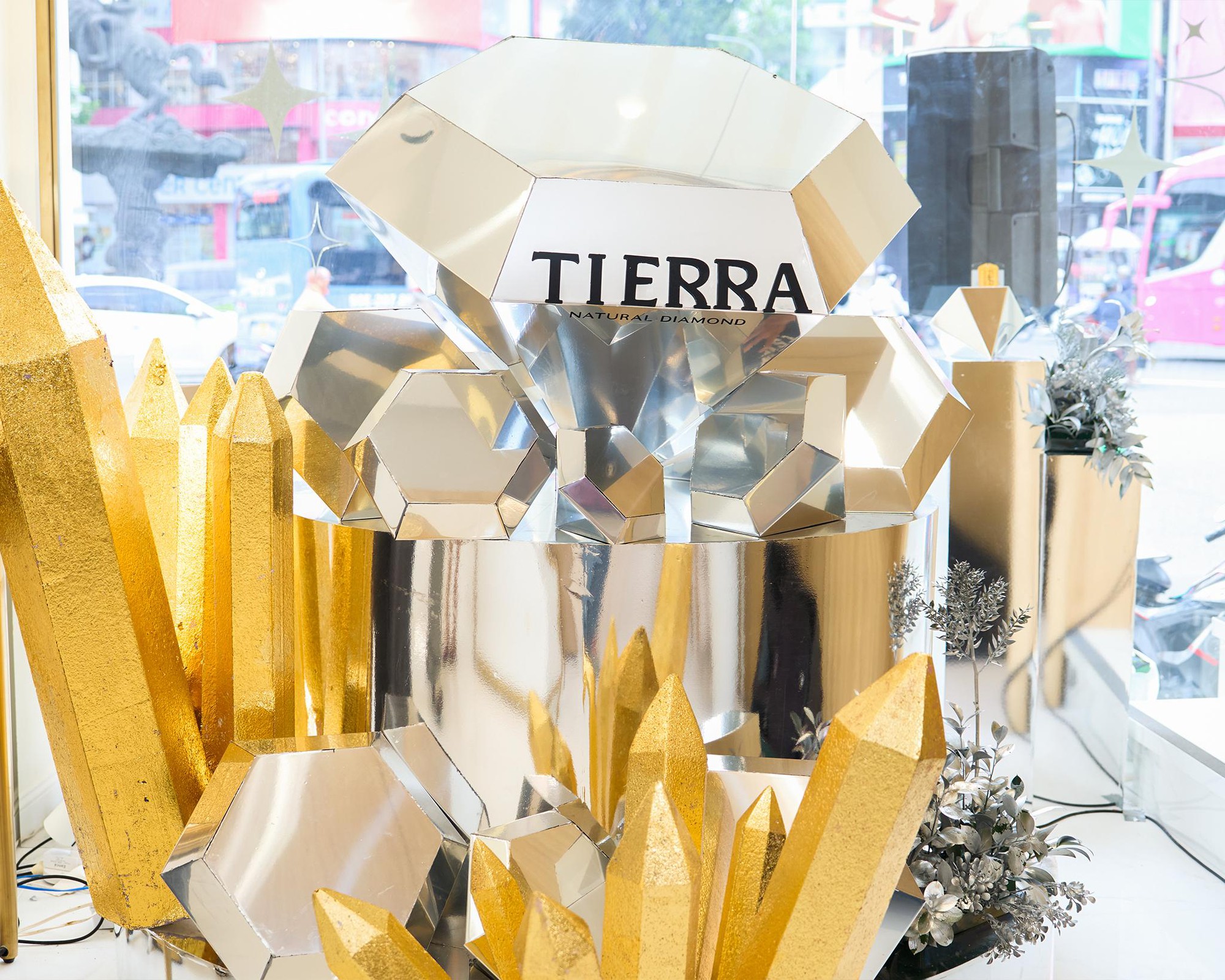 Cửa hàng kim cương mới xuất hiện “chiếm spotlight” ngã sáu Phù Đổng, hóa ra là lựa chọn cho ngày trọng đại của nhiều sao Việt- Ảnh 3.