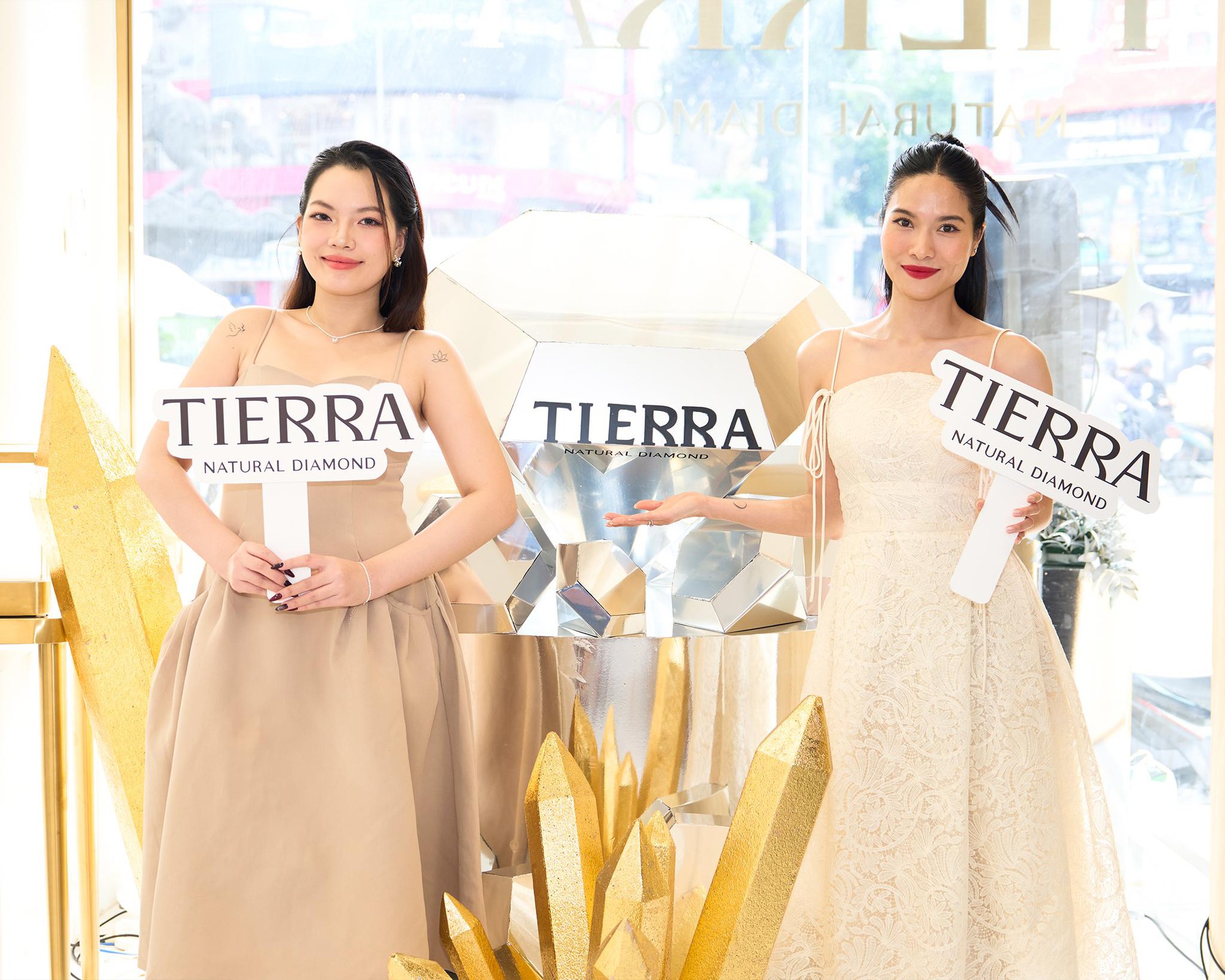 Cửa hàng kim cương mới xuất hiện “chiếm spotlight” ngã sáu Phù Đổng, hóa ra là lựa chọn cho ngày trọng đại của nhiều sao Việt- Ảnh 6.