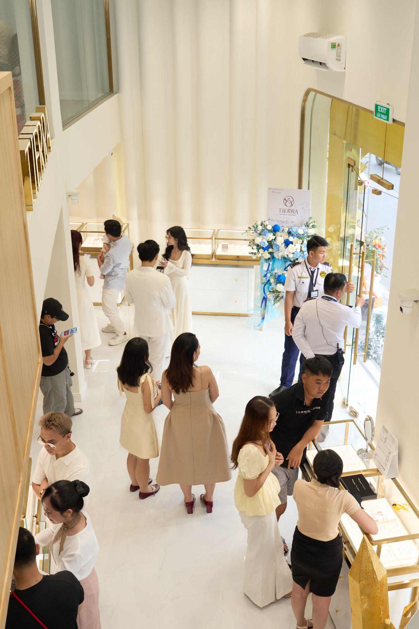 Cửa hàng kim cương mới xuất hiện “chiếm spotlight” ngã sáu Phù Đổng, hóa ra là lựa chọn cho ngày trọng đại của nhiều sao Việt- Ảnh 8.