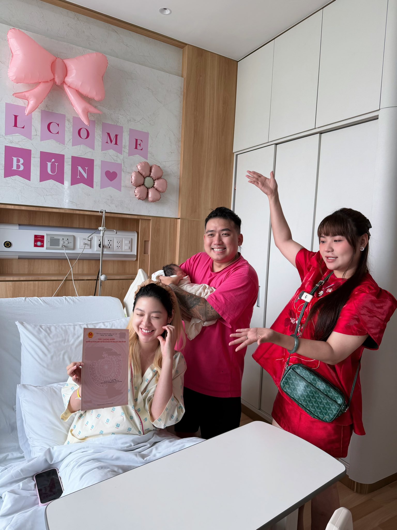 Sinh con gái đầu lòng, hotgirl "trứng rán" Thanh Tâm được chồng CEO trao ngay sổ đỏ, vàng "khủng" đeo kín ngón tay- Ảnh 6. Sinh con gái đầu lòng, hotgirl "trứng rán" Thanh Tâm được chồng CEO trao ngay sổ đỏ, vàng "khủng" đeo kín ngón tay- Ảnh 6.