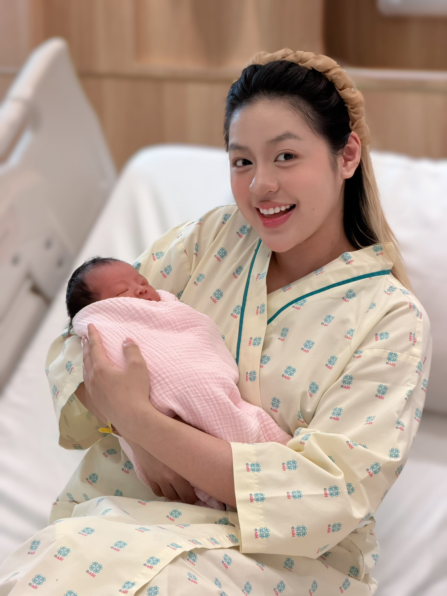 Sinh con gái đầu lòng, hotgirl Sinh con gái đầu lòng, hotgirl