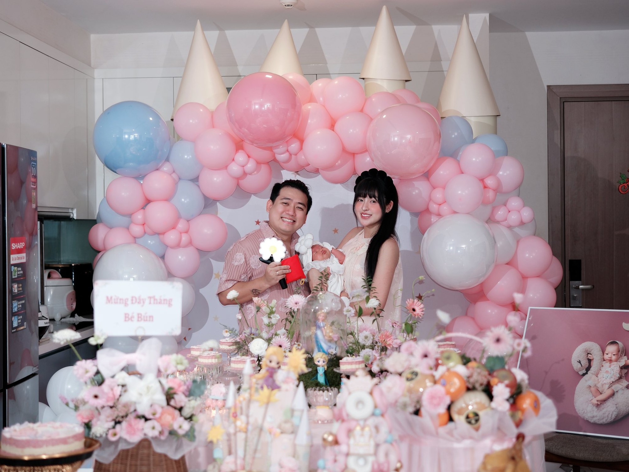 Sinh con gái đầu lòng, hotgirl "trứng rán" Thanh Tâm được chồng CEO trao ngay sổ đỏ, vàng "khủng" đeo kín ngón tay- Ảnh 11. Sinh con gái đầu lòng, hotgirl "trứng rán" Thanh Tâm được chồng CEO trao ngay sổ đỏ, vàng "khủng" đeo kín ngón tay- Ảnh 11.