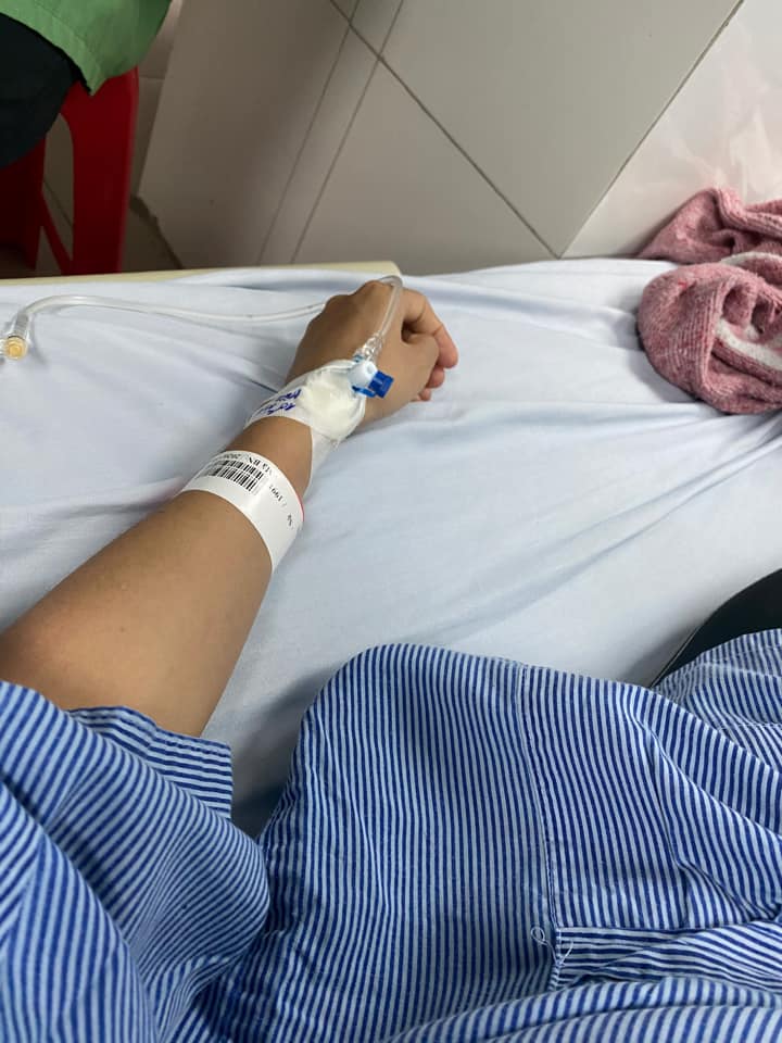 Con tôi ốm nằm viện, mẹ chồng cũ mang đúng một túi đồ đến thăm mà khiến cả phòng bệnh trầm trồ- Ảnh 1.