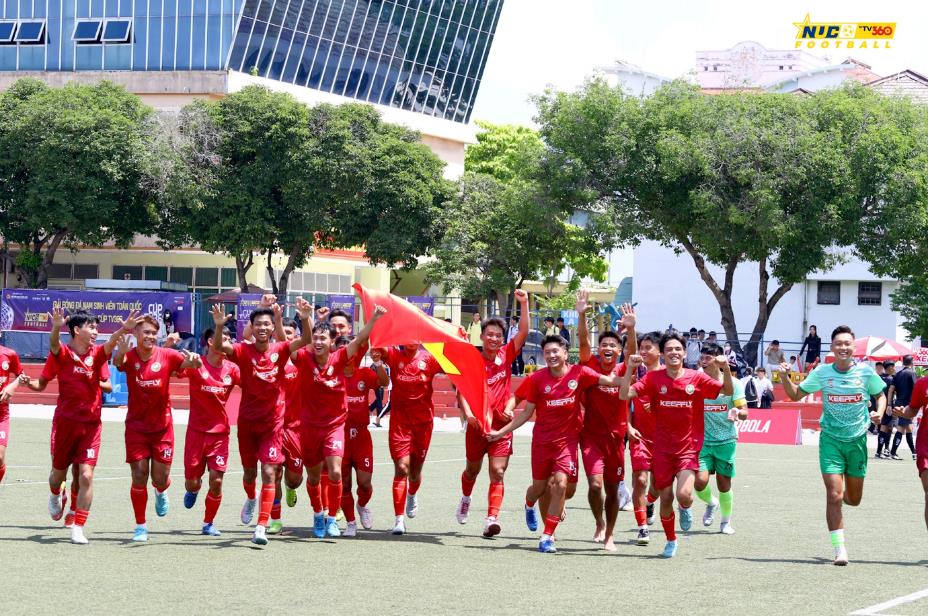 Cầu thủ Lào tỏ tình trên sân, HLV Bồ Đào Nha “gây sốt”: Giải bóng đá sinh viên 2025 nóng chưa từng thấy!- Ảnh 1.