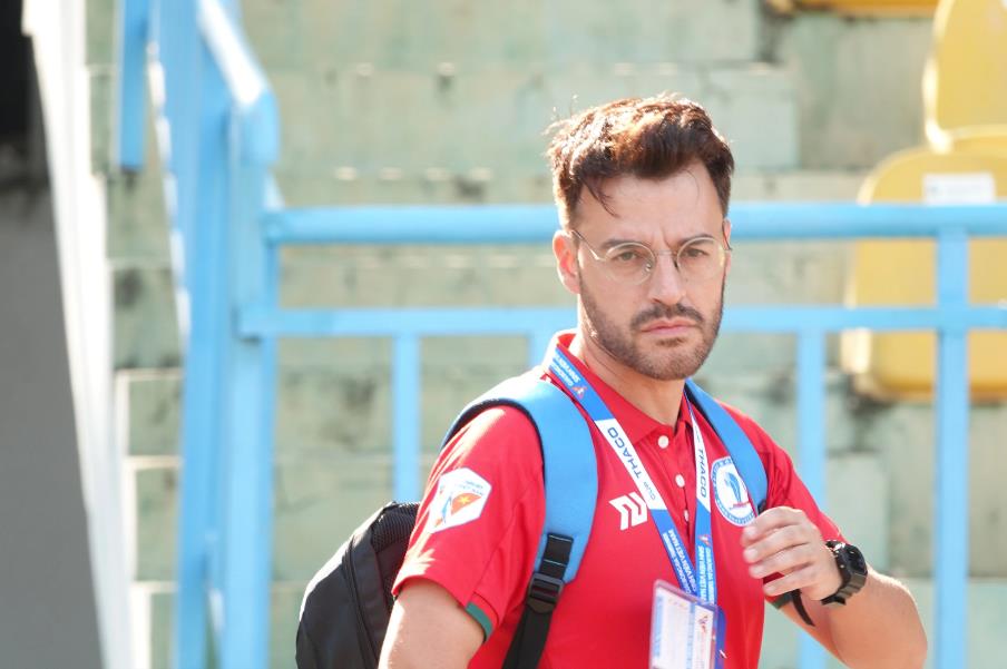 Cầu thủ Lào tỏ tình trên sân, HLV Bồ Đào Nha “gây sốt”: Giải bóng đá sinh viên 2025 nóng chưa từng thấy!- Ảnh 3.