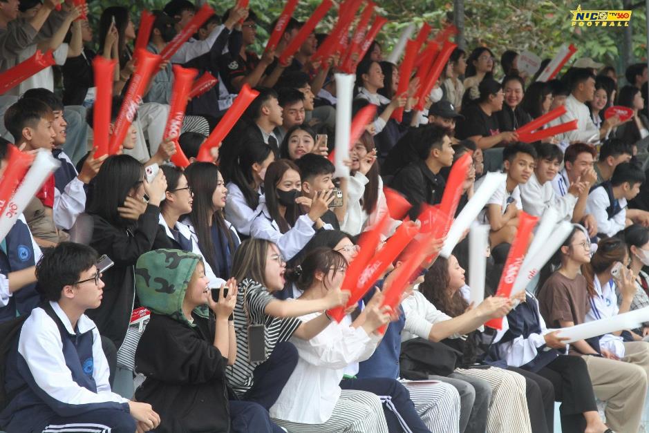 Cầu thủ Lào tỏ tình trên sân, HLV Bồ Đào Nha “gây sốt”: Giải bóng đá sinh viên 2025 nóng chưa từng thấy!- Ảnh 4.