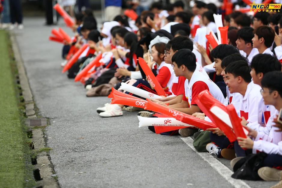 Cầu thủ Lào tỏ tình trên sân, HLV Bồ Đào Nha “gây sốt”: Giải bóng đá sinh viên 2025 nóng chưa từng thấy!- Ảnh 5.