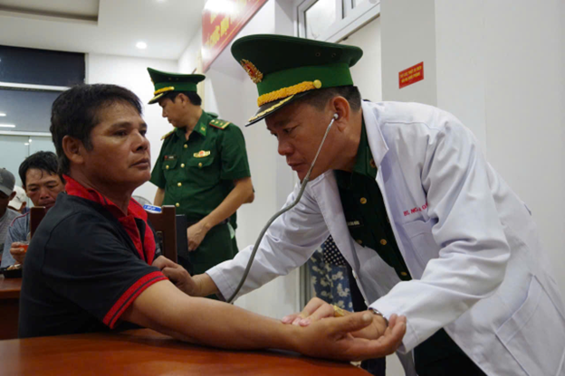 Lực lượng Quân y Bộ đội Biên phòng Thành phố Hồ Chí Minh tiến hành kiểm tra sức khỏe các ngư dân bị nạn. Ảnh: Quang Anh. Lực lượng Quân y Bộ đội Biên phòng Thành phố Hồ Chí lich truc tiep bong da ngoai hang anh tiến hành kiểm tra sức khỏe các ngư dân bị nạn. Ảnh: Quang Anh.