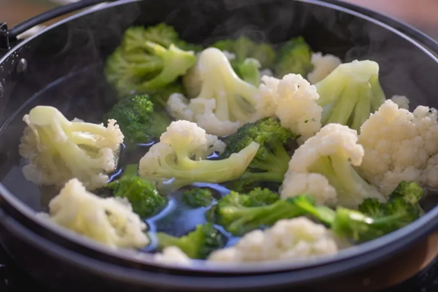 C&ocirc; g&aacute;i 25 tuổi hoại tử tuyến tụy v&igrave; ăn rau luộc theo c&aacute;ch n&agrave;y- Ảnh 1.