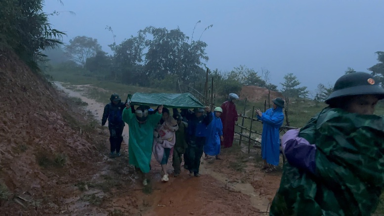 Đà Nẵng: Sơ tán nhiều hộ dân ở miền núi trước nguy cơ sạt lở- Ảnh 2.