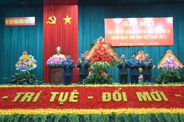 Học viện Phòng không - Không quân gặp mặt các thế hệ giảng viên và học viên ưu tú nhân Ngày Nhà giáo Việt Nam 20-11- Ảnh 3.
