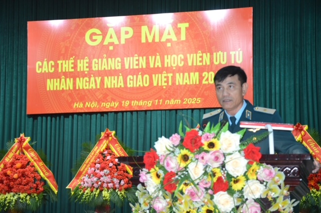 Học viện Phòng không - Không quân gặp mặt các thế hệ giảng viên và học viên ưu tú nhân Ngày Nhà giáo Việt Nam 20-11- Ảnh 4.