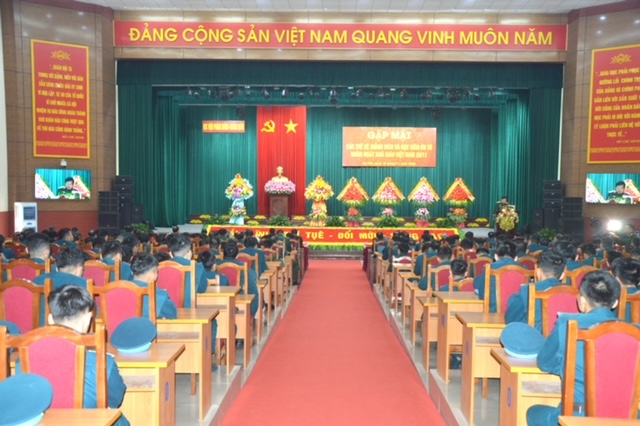 Học viện Phòng không - Không quân gặp mặt các thế hệ giảng viên và học viên ưu tú nhân Ngày Nhà giáo Việt Nam 20-11- Ảnh 5.