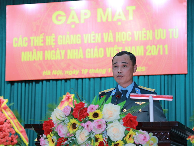 Học viện Phòng không - Không quân gặp mặt các thế hệ giảng viên và học viên ưu tú nhân Ngày Nhà giáo Việt Nam 20-11- Ảnh 7.