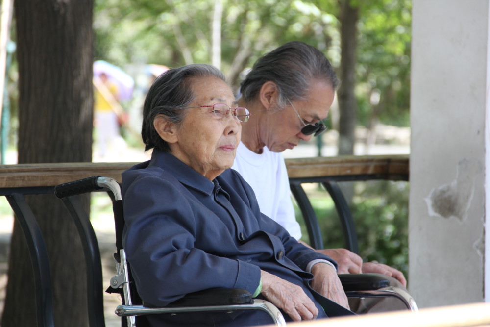 Nghỉ hưu 11 năm, lương hưu 33 triệu/tháng mà bố mẹ tôi chỉ còn 296 triệu tiết kiệm - tôi mất ngủ 3 đêm khi mở sổ ngân hàng- Ảnh 1. Nghỉ hưu 11 năm, lương hưu 33 triệu/tháng mà bố mẹ tôi chỉ còn 296 triệu tiết kiệm - tôi mất ngủ 3 đêm khi mở sổ ngân hàng- Ảnh 1.