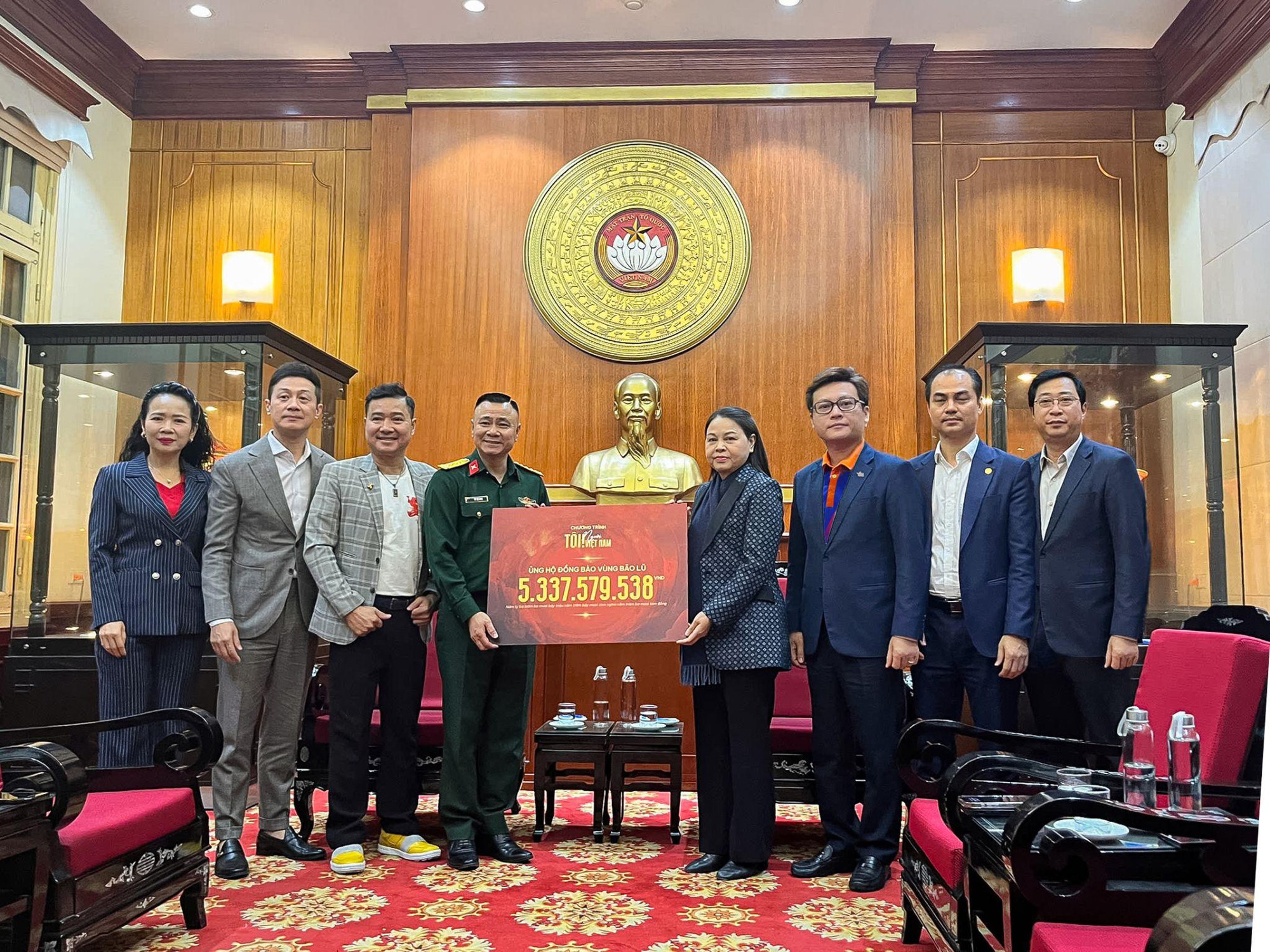 Vikki lan tỏa yêu thương : Đêm nhạc “Tôi! Người Việt Nam” & 5,3 tỷ đồng chuyển tới đồng bào bão lũ- Ảnh 1.