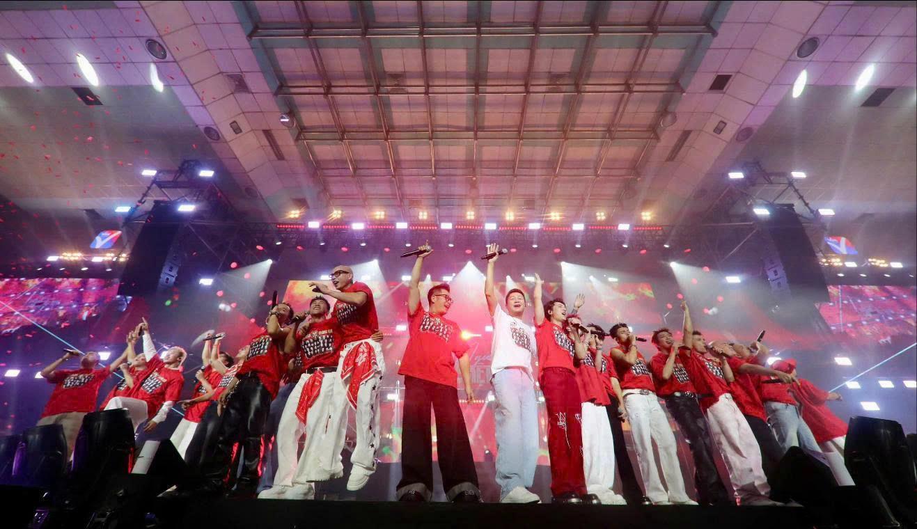 Đêm nhạc “Tôi! Người Việt Nam” & 5,3 tỷ đồng chuyển tới đồng bào bão lũ- Ảnh 2.