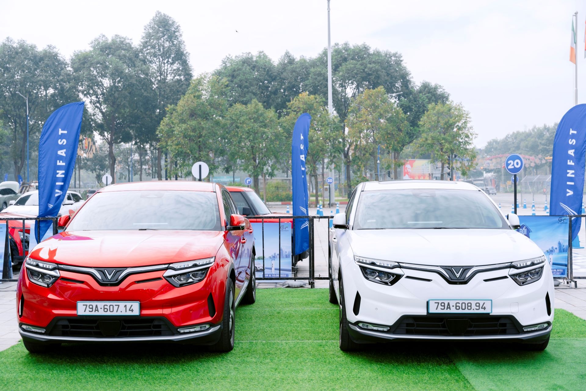 Sở hữu VF 8 chưa từng dễ thế: Tiết kiệm cả trăm triệu đồng, giá lăn bánh ngang xe hạng C- Ảnh 2.