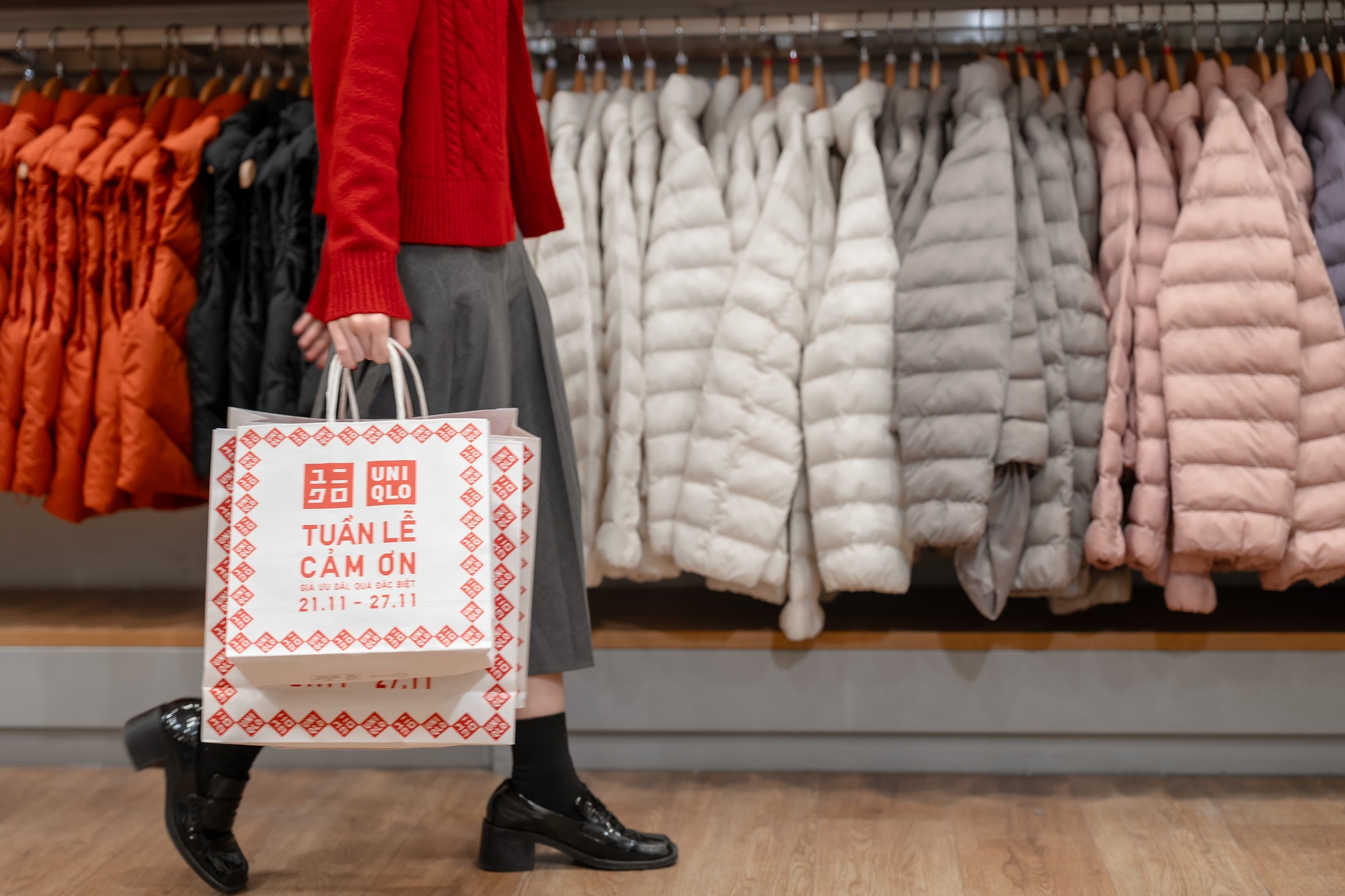 Cửa h&agrave;ng UNIQLO nhuộm đỏ ưu đ&atilde;i dịp cuối năm: Loạt TikToker đổ bộ, giỏ h&agrave;ng kh&ocirc;ng thể thiếu &aacute;o kho&aacute;c chống tia UV PUFFTECH- Ảnh 2.