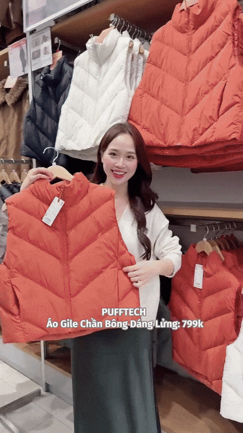 Cửa h&agrave;ng UNIQLO nhuộm đỏ ưu đ&atilde;i dịp cuối năm: Loạt TikToker đổ bộ, giỏ h&agrave;ng kh&ocirc;ng thể thiếu &aacute;o kho&aacute;c chống tia UV PUFFTECH- Ảnh 3.
