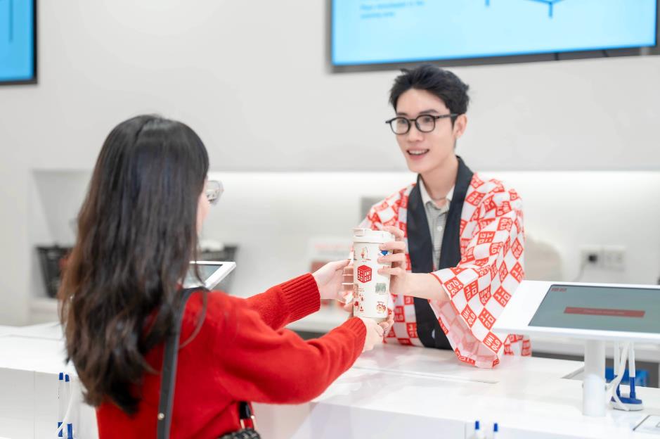 Cửa h&agrave;ng UNIQLO nhuộm đỏ ưu đ&atilde;i dịp cuối năm: Loạt TikToker đổ bộ, giỏ h&agrave;ng kh&ocirc;ng thể thiếu &aacute;o kho&aacute;c chống tia UV PUFFTECH- Ảnh 8.