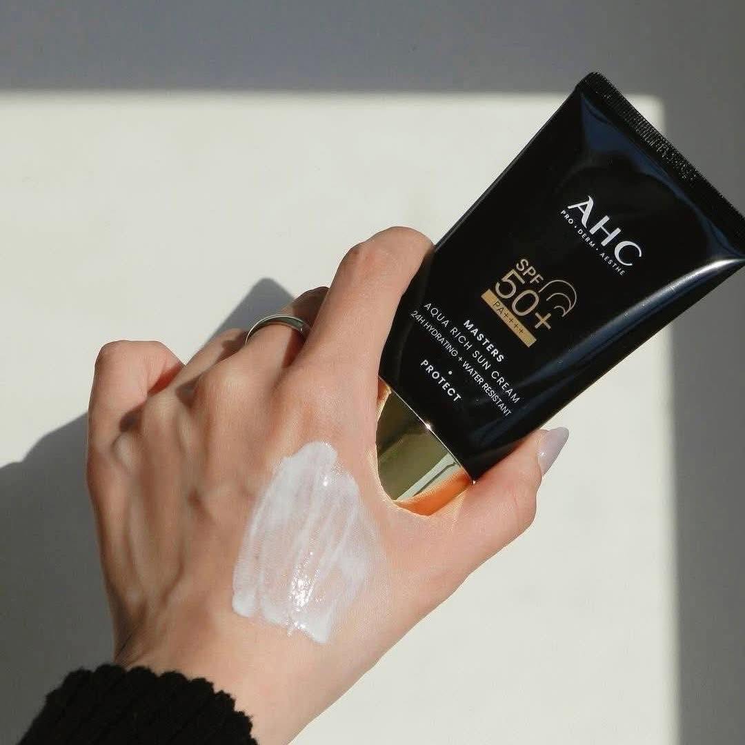 Ngoài 30 tuổi  nên chọn 5 kem chống nắng có thêm công dụng ngừa nếp nhăn- Ảnh 4.