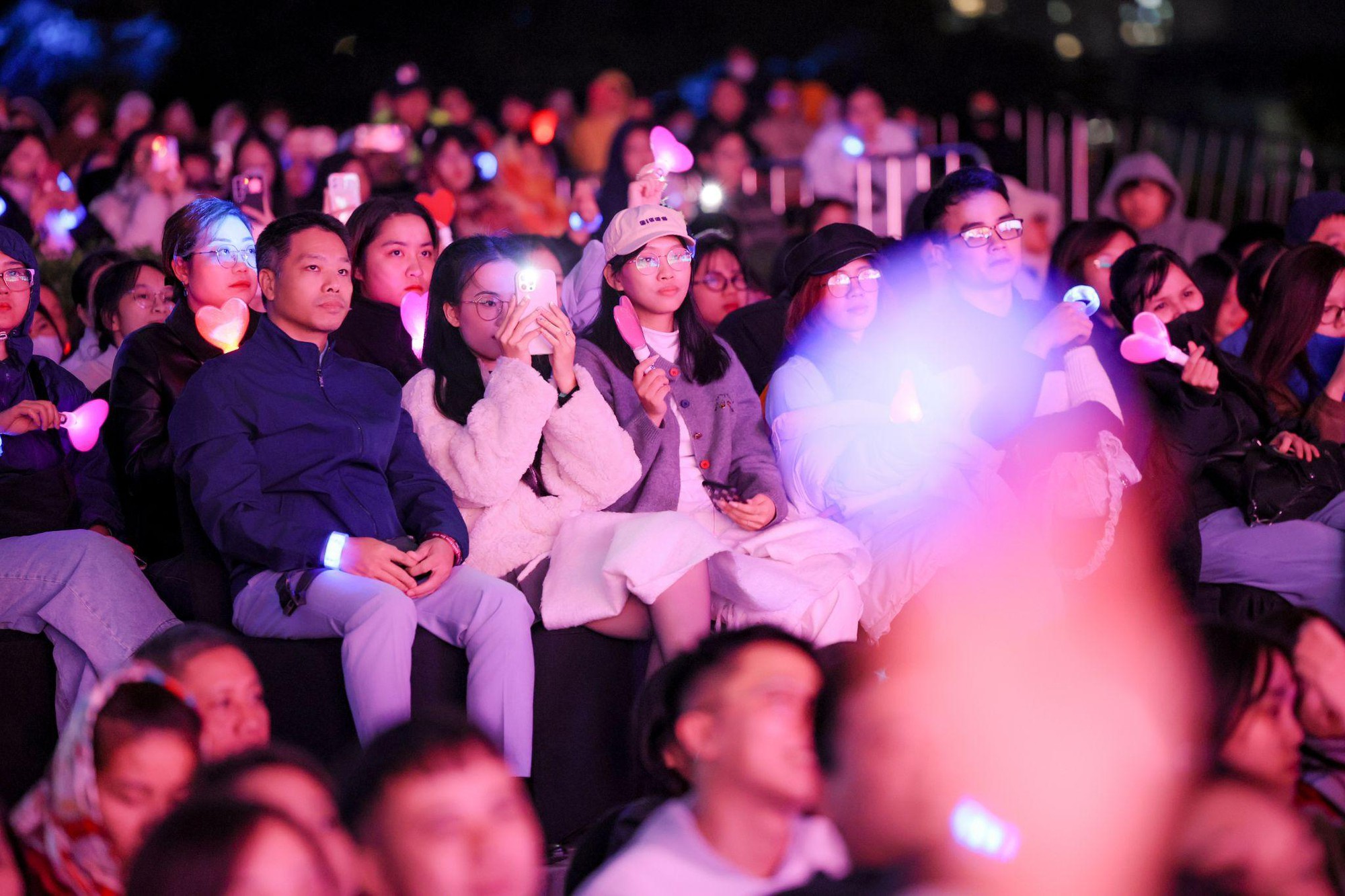 &ldquo;Vẹn nguy&ecirc;n xu&acirc;n tr&ecirc;n t&oacute;c thầy&rdquo; - Khi s&acirc;n khấu kể chuyện, m&aacute;i t&oacute;c trở th&agrave;nh biểu tượng của văn h&oacute;a tri &acirc;n nghề gi&aacute;o- Ảnh 4.