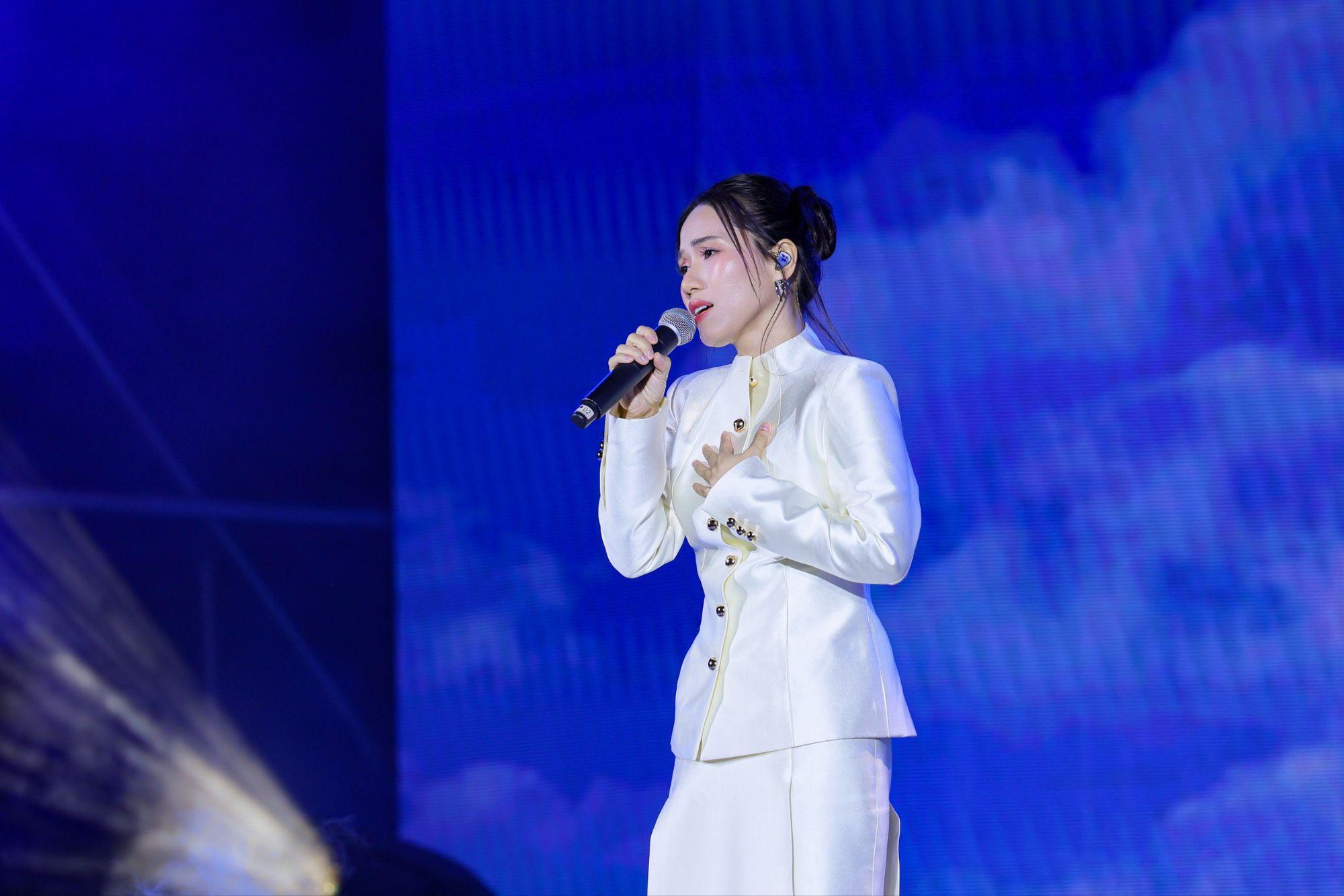 &ldquo;Vẹn nguy&ecirc;n xu&acirc;n tr&ecirc;n t&oacute;c thầy&rdquo; - Khi s&acirc;n khấu kể chuyện, m&aacute;i t&oacute;c trở th&agrave;nh biểu tượng của văn h&oacute;a tri &acirc;n nghề gi&aacute;o- Ảnh 6.