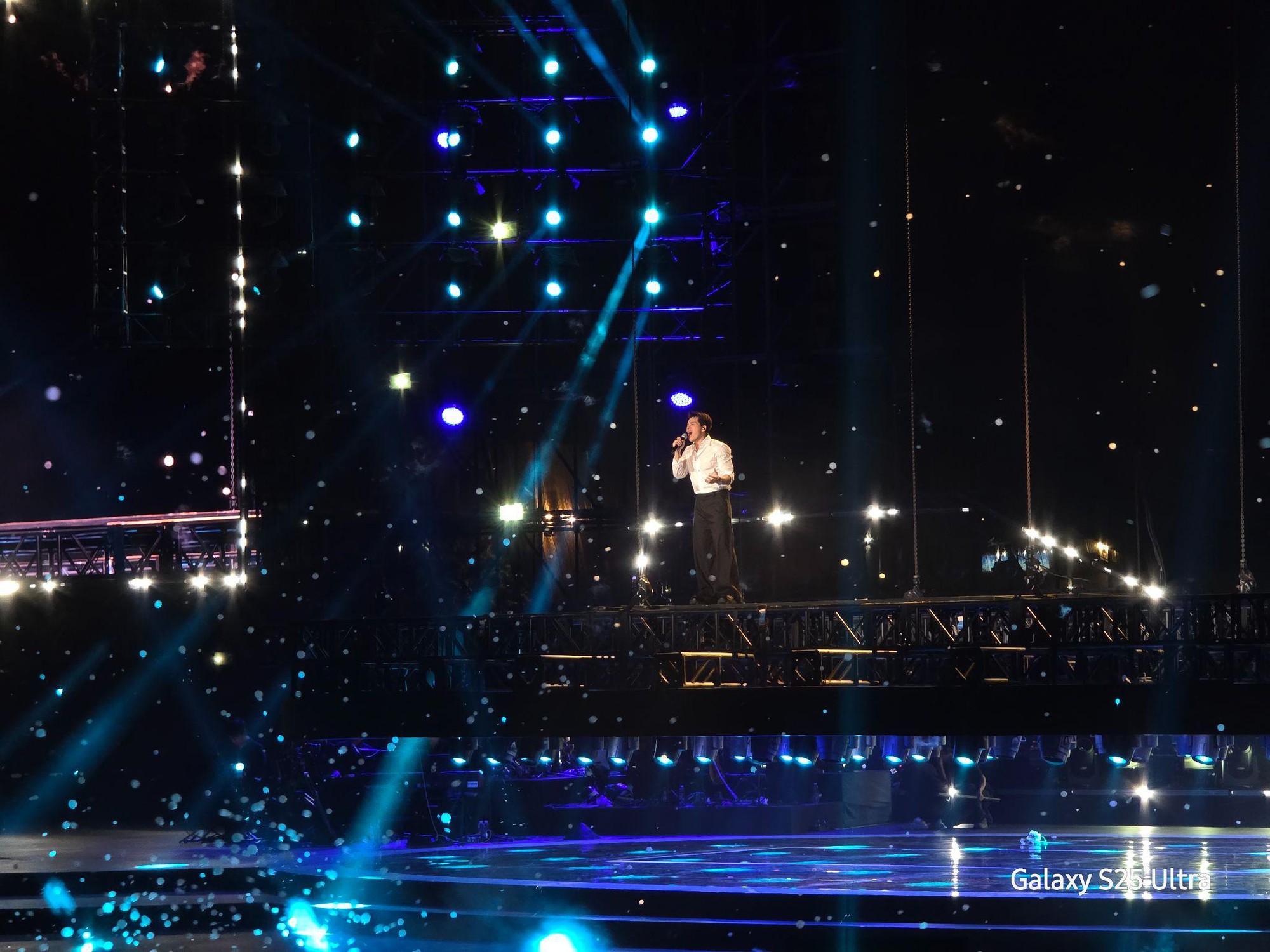 Quốc Thiên SkyNote 2025 bùng nổ, Galaxy S25 Ultra bắt trọn khoảnh khắc đỉnh cao- Ảnh 8.