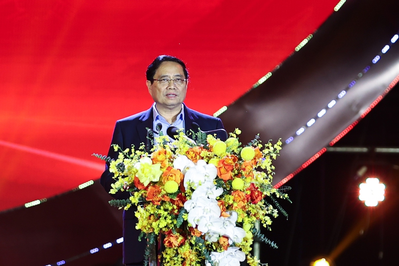 Thủ tướng k&ecirc;u gọi chung sức đồng l&ograve;ng, đồng cam cộng khổ, chia sẻ với đồng b&agrave;o miền Trung- Ảnh 4.