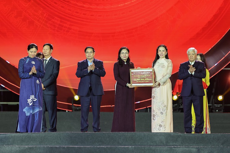 Thủ tướng k&ecirc;u gọi chung sức đồng l&ograve;ng, đồng cam cộng khổ, chia sẻ với đồng b&agrave;o miền Trung- Ảnh 6.