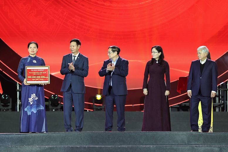 Thủ tướng k&ecirc;u gọi chung sức đồng l&ograve;ng, đồng cam cộng khổ, chia sẻ với đồng b&agrave;o miền Trung- Ảnh 7.