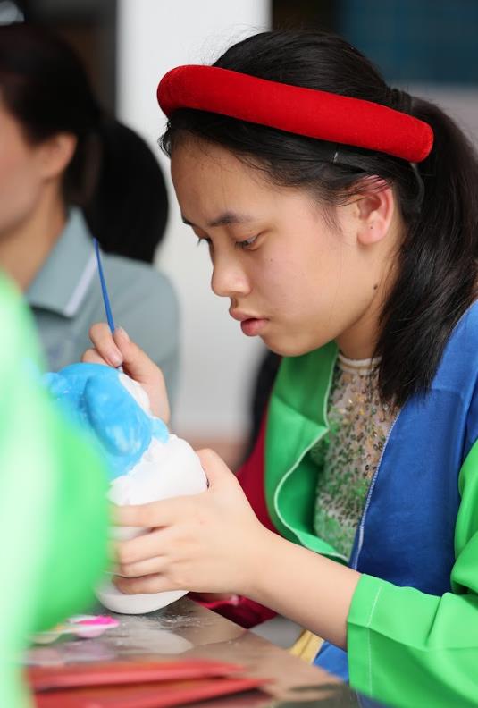 Một ng&agrave;y trở th&agrave;nh c&ocirc;ng ch&uacute;a của c&ocirc; b&eacute; mắc hội chứng Down: Khi hạnh ph&uacute;c cũng c&oacute; thể &lsquo;sinh lời&rsquo;- Ảnh 3.