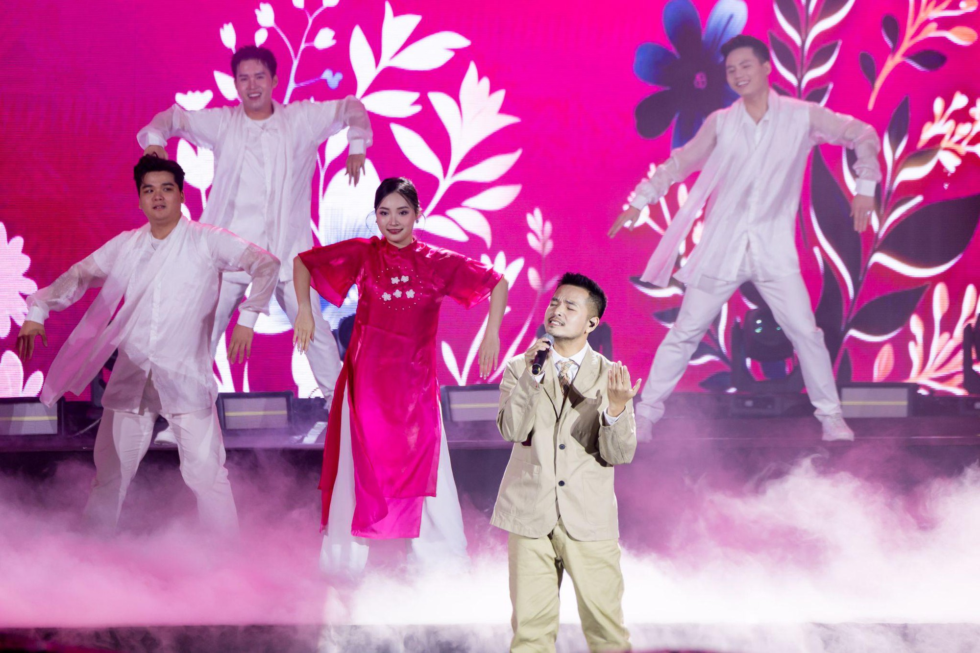 &ldquo;Vẹn nguy&ecirc;n xu&acirc;n tr&ecirc;n t&oacute;c thầy&rdquo; - Khi s&acirc;n khấu kể chuyện, m&aacute;i t&oacute;c trở th&agrave;nh biểu tượng của văn h&oacute;a tri &acirc;n nghề gi&aacute;o- Ảnh 7.