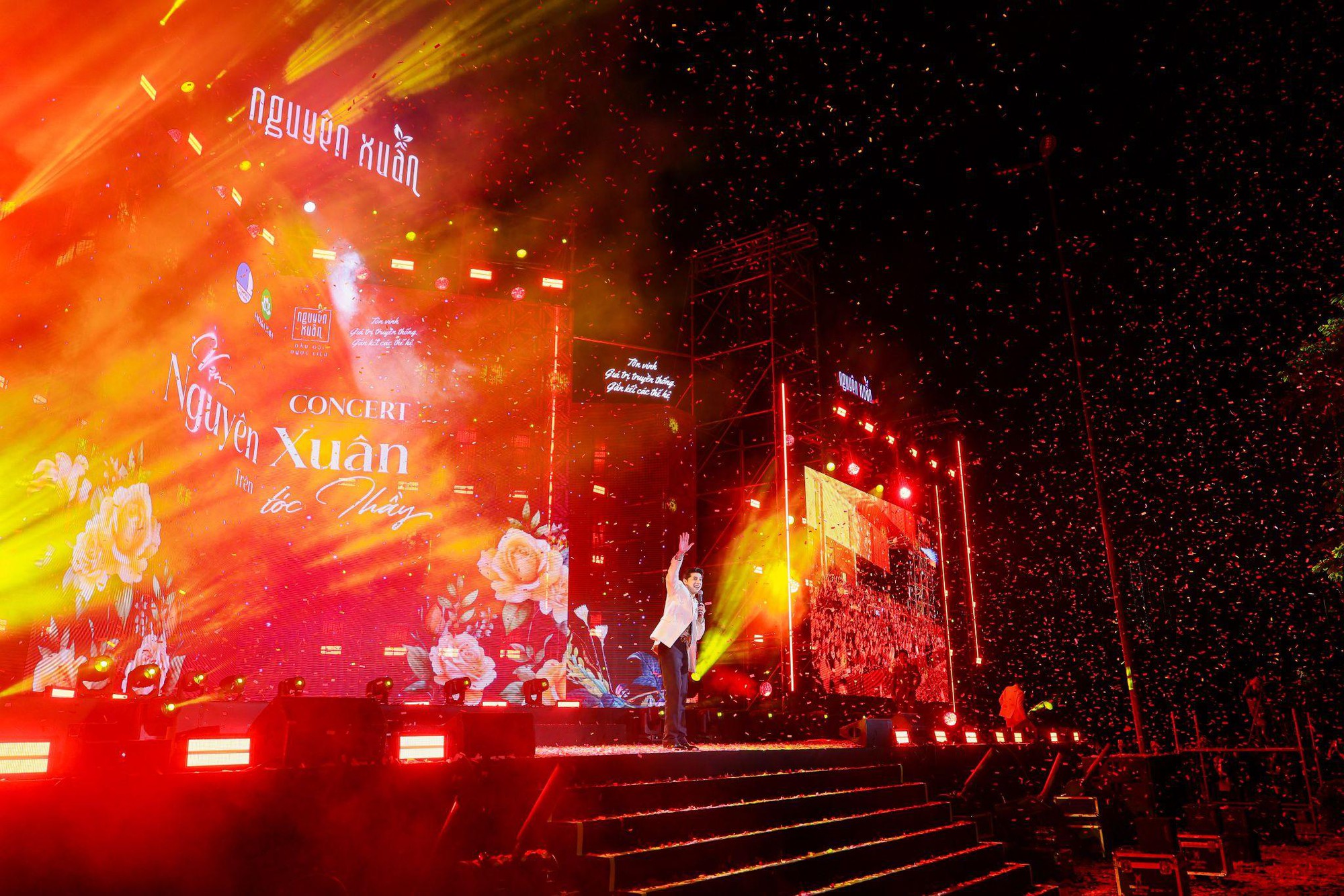 &ldquo;Vẹn nguy&ecirc;n xu&acirc;n tr&ecirc;n t&oacute;c thầy&rdquo; - Khi s&acirc;n khấu kể chuyện, m&aacute;i t&oacute;c trở th&agrave;nh biểu tượng của văn h&oacute;a tri &acirc;n nghề gi&aacute;o- Ảnh 8.