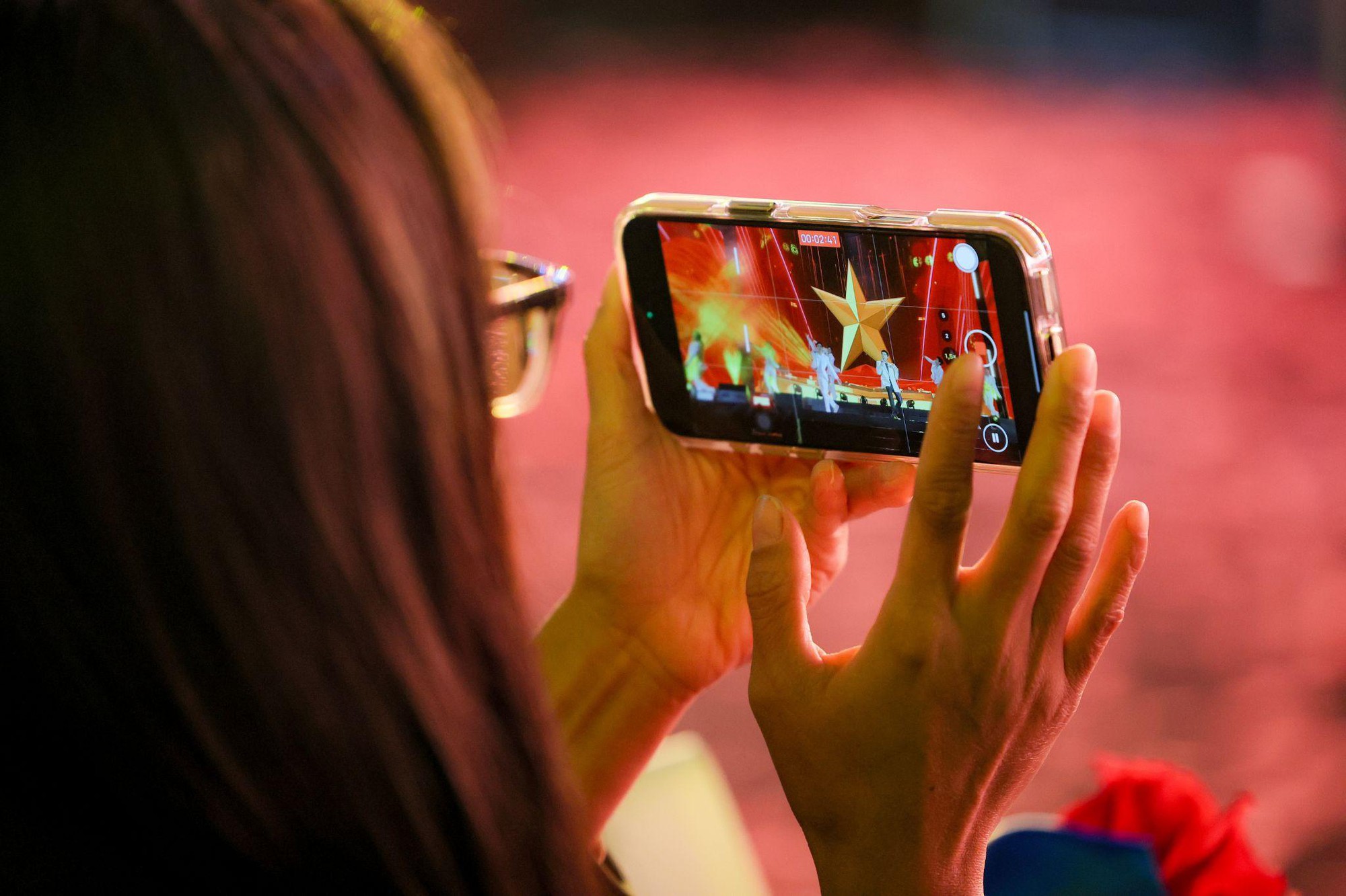 &ldquo;Vẹn nguy&ecirc;n xu&acirc;n tr&ecirc;n t&oacute;c thầy&rdquo; - Khi s&acirc;n khấu kể chuyện, m&aacute;i t&oacute;c trở th&agrave;nh biểu tượng của văn h&oacute;a tri &acirc;n nghề gi&aacute;o- Ảnh 10.