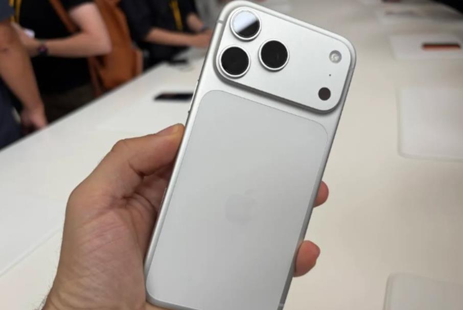 Giá màu iPhone 17 Pro Max thay đổi sau 2 tháng ra mắt- Ảnh 3.