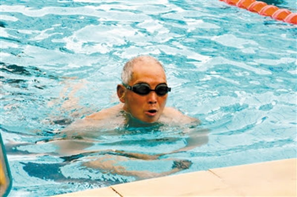 Người đàn ông 55 tuổi gan nhiễm mỡ đi bơi 30 phút mỗi ngày, sau 6 tháng kết quả khiến bác sĩ bất ngờ- Ảnh 1.