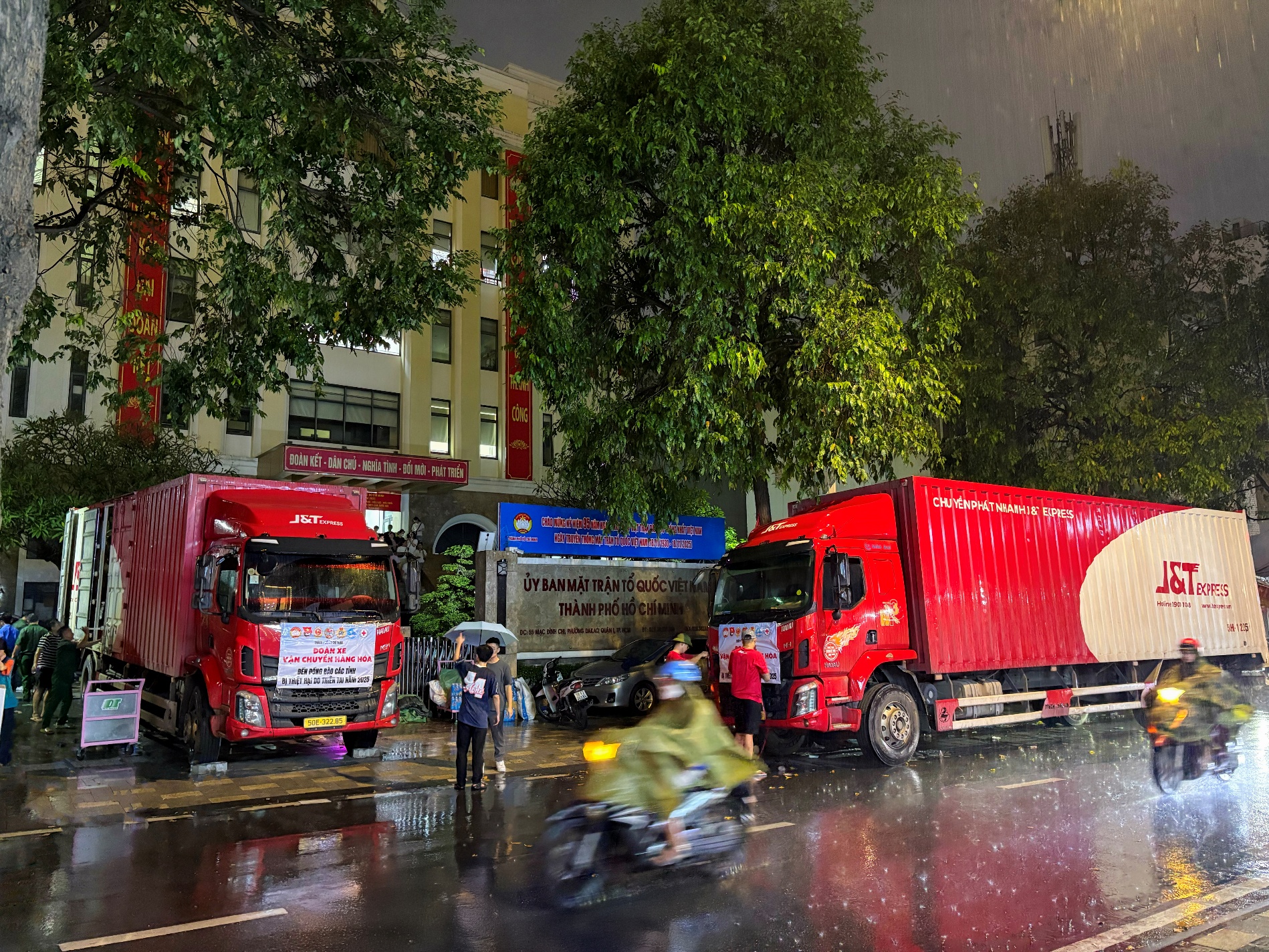 Xuy&ecirc;n đ&ecirc;m l&ecirc;n h&agrave;ng &ndash; Mong b&agrave; con v&ugrave;ng lũ th&ecirc;m vững v&agrave;ng- Ảnh 1.