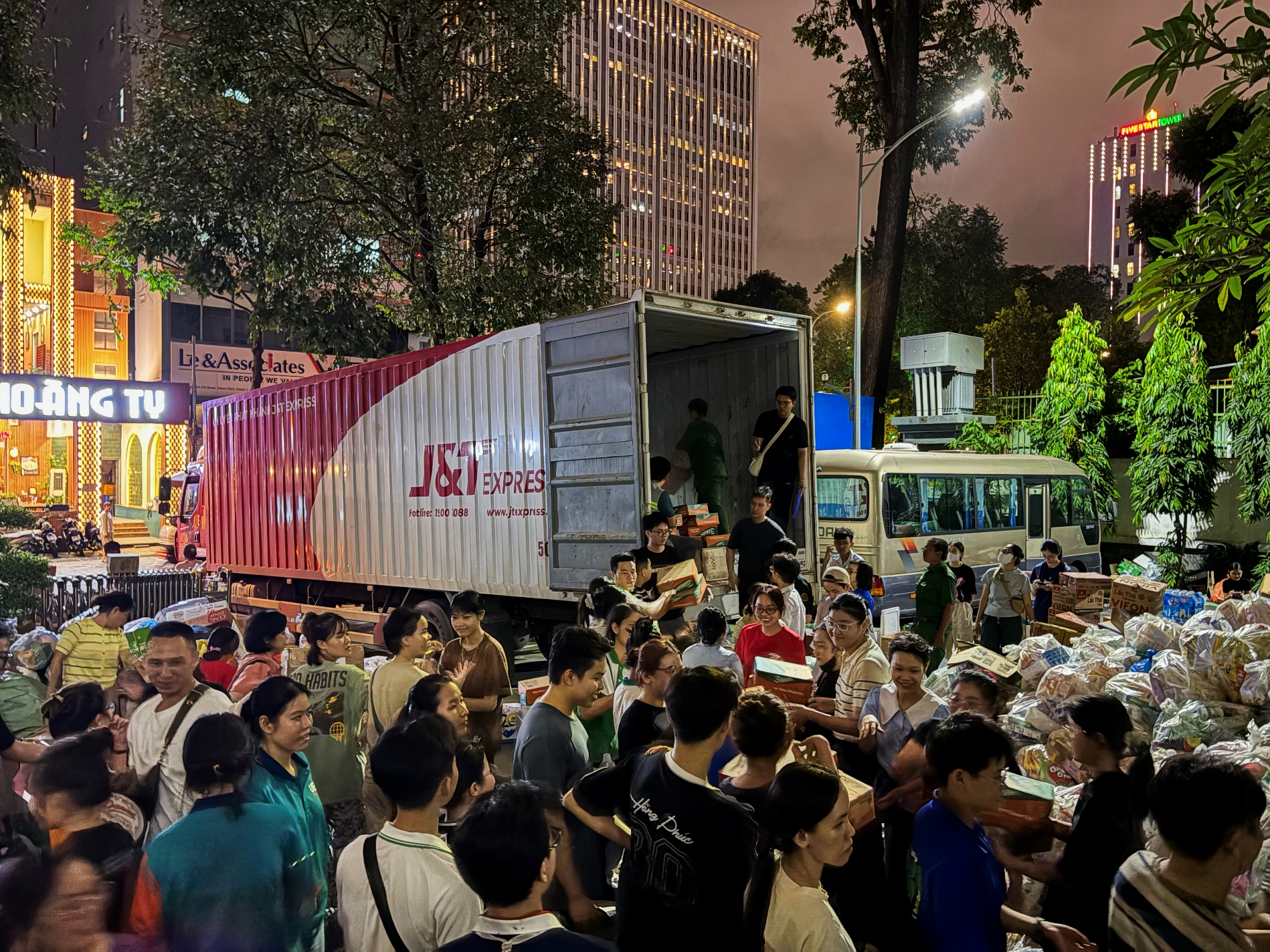 Xuy&ecirc;n đ&ecirc;m l&ecirc;n h&agrave;ng &ndash; Mong b&agrave; con v&ugrave;ng lũ th&ecirc;m vững v&agrave;ng- Ảnh 2.