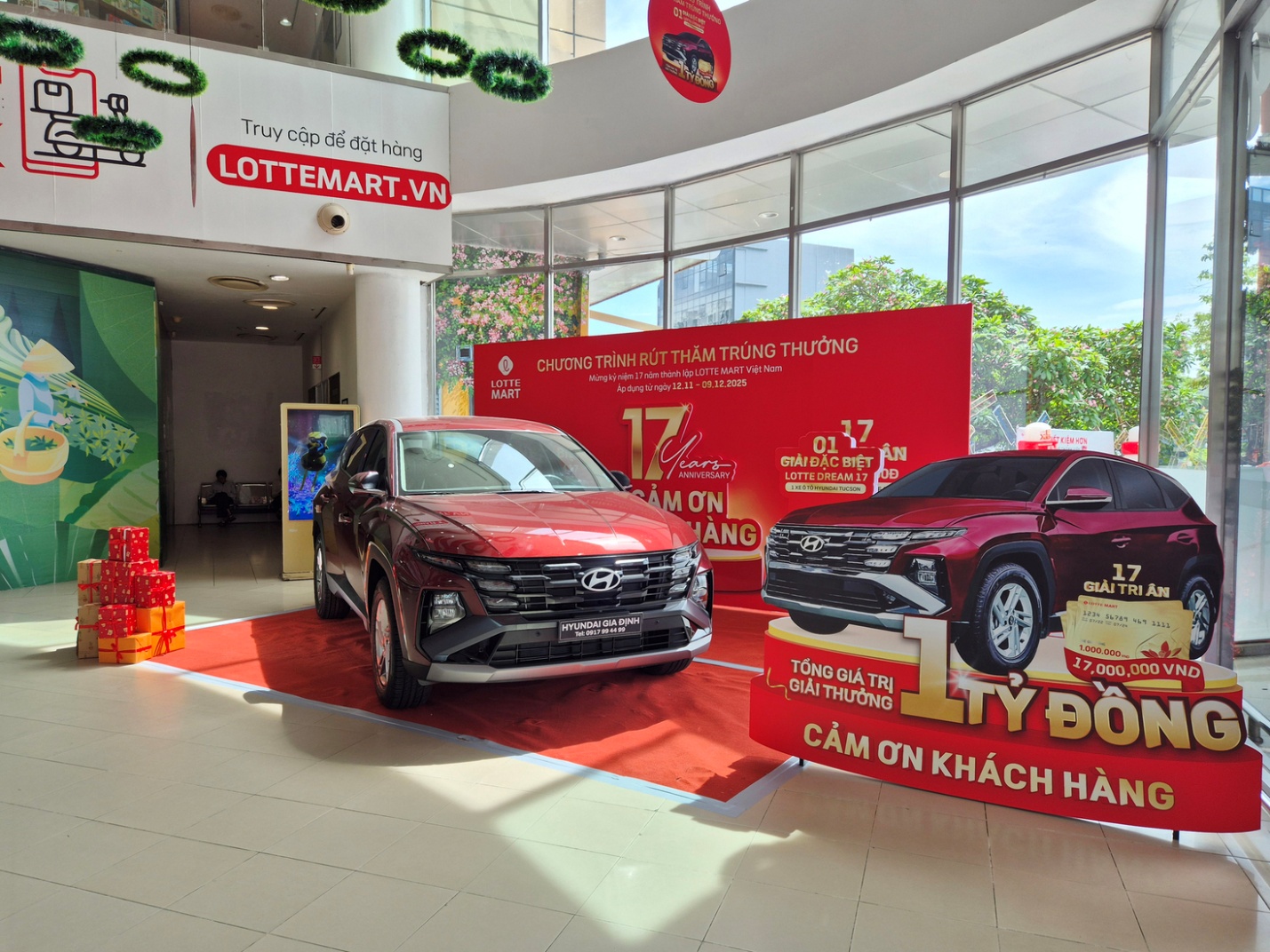 Sinh nhật LOTTE MART: Kh&aacute;ch h&agrave;ng tranh thủ mua sắm si&ecirc;u tiết kiệm v&agrave; thử vận may tr&uacute;ng &ocirc; t&ocirc;- Ảnh 1.