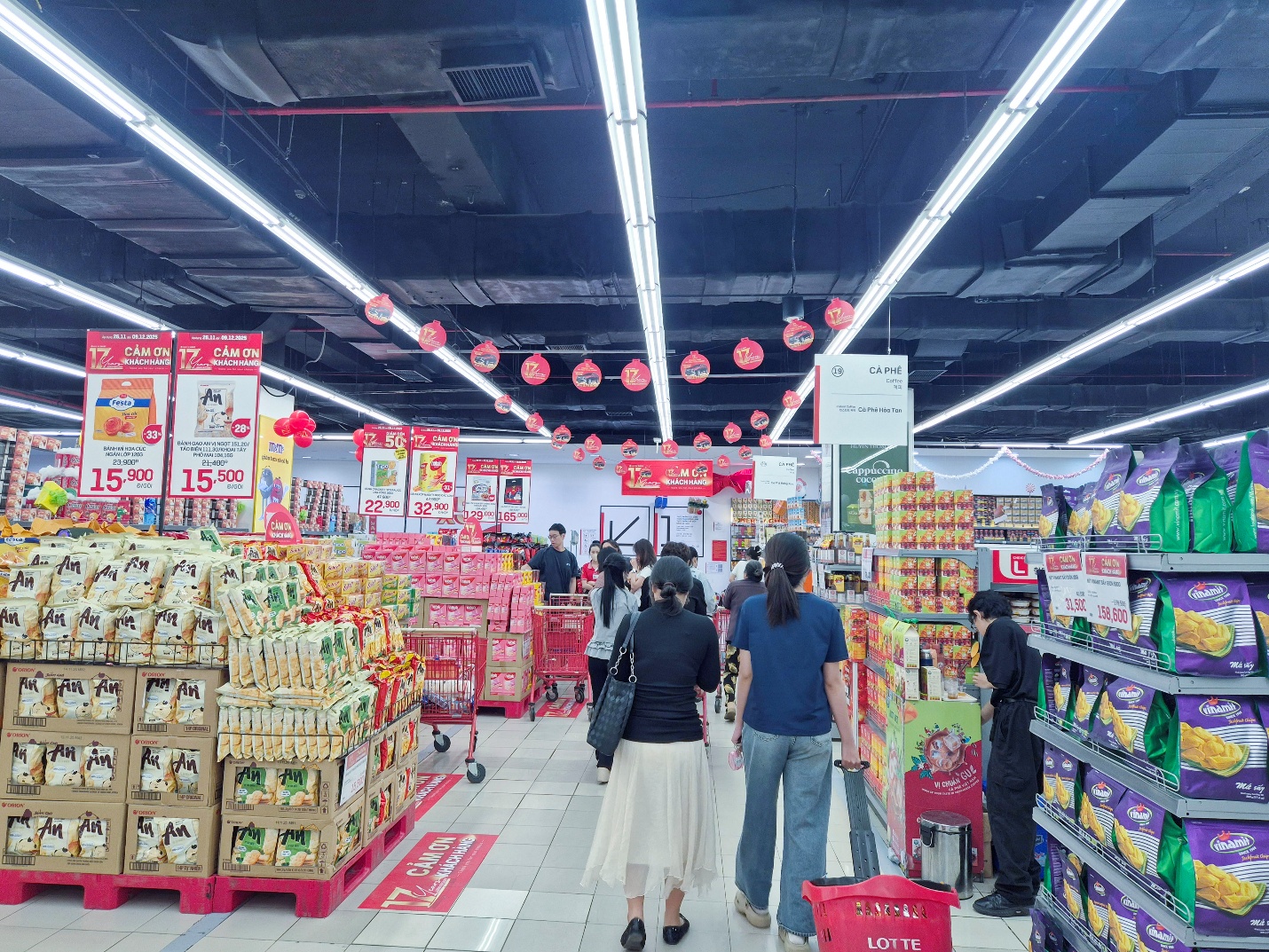 Sinh nhật LOTTE MART: Kh&aacute;ch h&agrave;ng tranh thủ mua sắm si&ecirc;u tiết kiệm v&agrave; thử vận may tr&uacute;ng &ocirc; t&ocirc;- Ảnh 2.