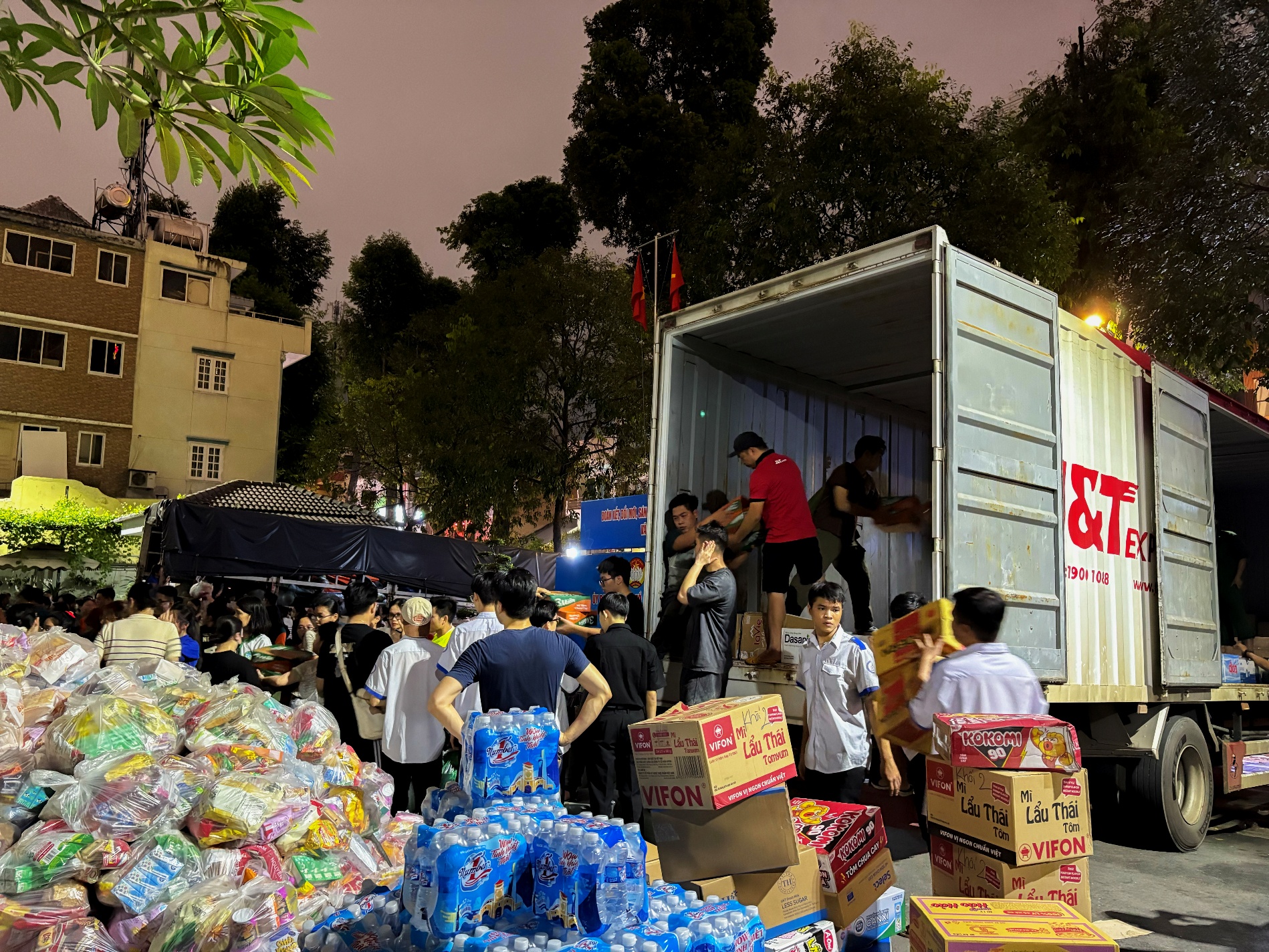 Xuy&ecirc;n đ&ecirc;m l&ecirc;n h&agrave;ng &ndash; Mong b&agrave; con v&ugrave;ng lũ th&ecirc;m vững v&agrave;ng- Ảnh 3.