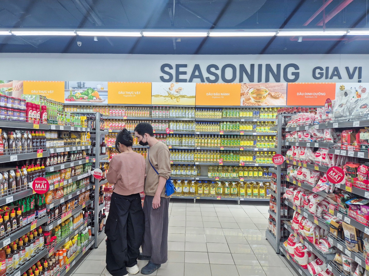 Sinh nhật LOTTE MART: Kh&aacute;ch h&agrave;ng tranh thủ mua sắm si&ecirc;u tiết kiệm v&agrave; thử vận may tr&uacute;ng &ocirc; t&ocirc;- Ảnh 3.