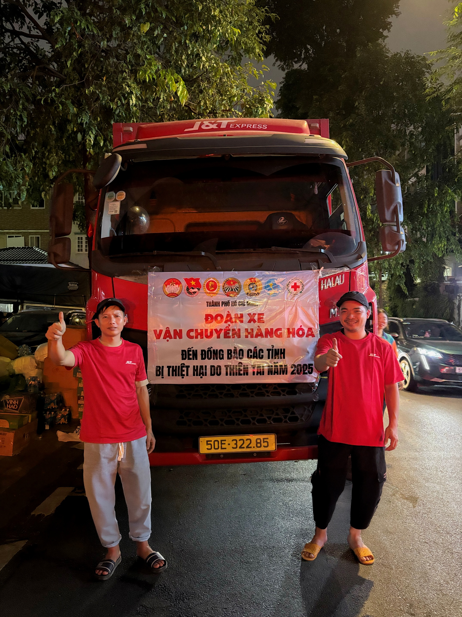 Xuy&ecirc;n đ&ecirc;m l&ecirc;n h&agrave;ng &ndash; Mong b&agrave; con v&ugrave;ng lũ th&ecirc;m vững v&agrave;ng- Ảnh 4.